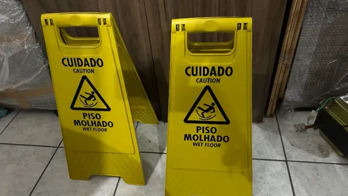 06 placas de piso molhado 