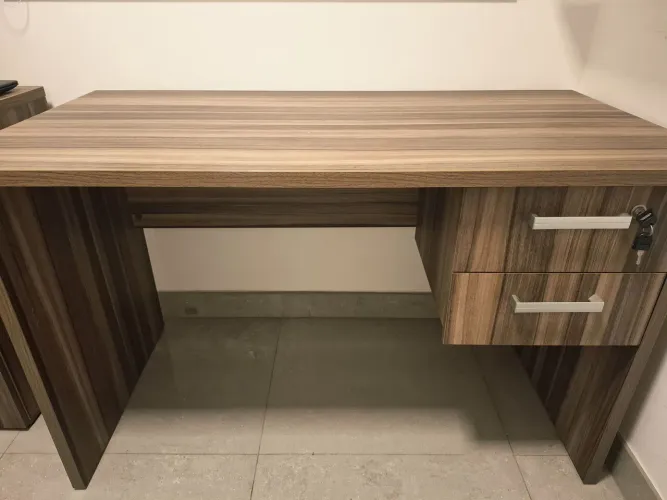 Mesa de escritório novíssima
