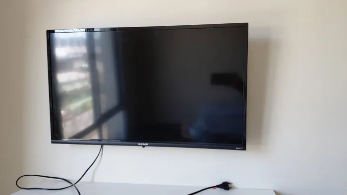 Televisão Smart 32 polegadas, nova. 0 defeito tá e 0 marcas de uso.