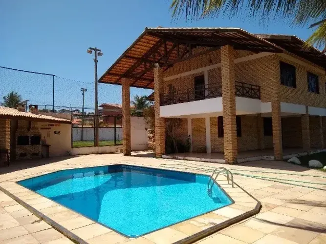 Linda casa próxima ao Beach Park com campo society.
