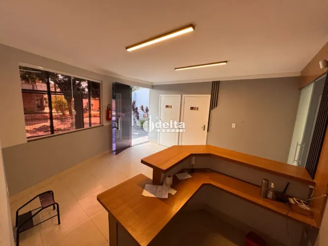 Casa comercial disponível para locação no bairro Presidente Roosevelt em Uberlândia-MG