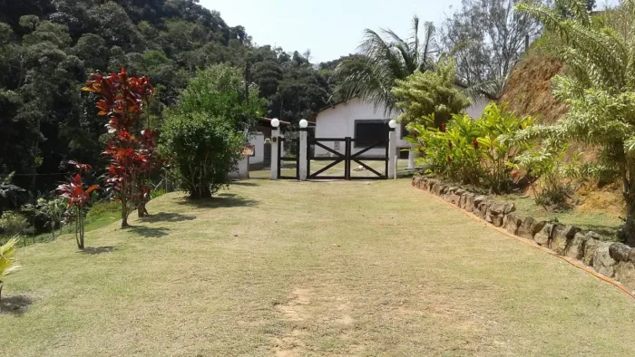 Sítio MARAVILHOSO. Sede de 4 quartos. Nascentes produtoras de água para o Rio Guandú! Um l