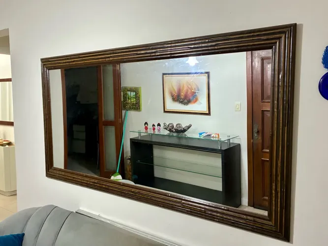 Espelho retangular, com moldura de madeira