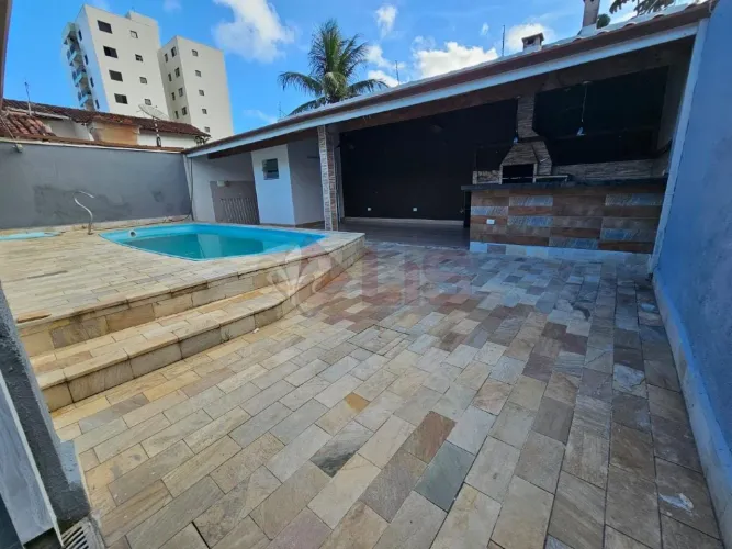 Estilo e lazer na praia! Casa com piscina e gourmet a 150m da praia Martim de Sá! Agende s