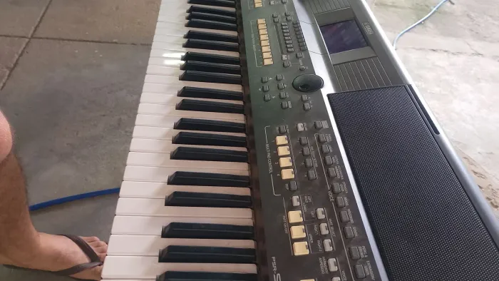 TECLADO YAMAHA PSR-S670