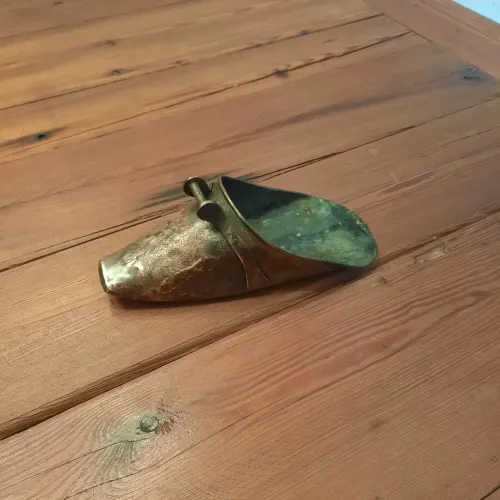 Estribo antigo em formato de sapata