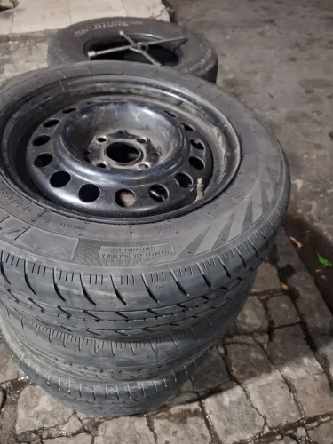 Vendo rodas 14 da Volkswagen com pneus