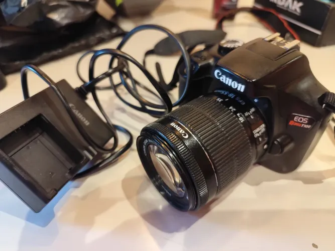 Camera Canon T100 e lente 18-55mm