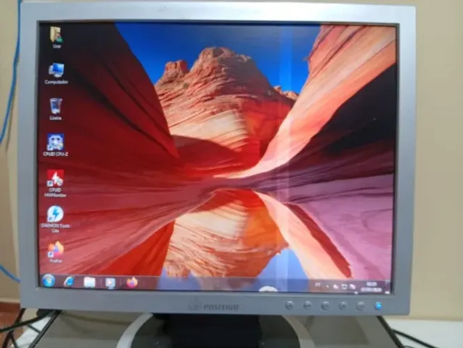 Monitor Positivo 15 polegadas, com cabos.