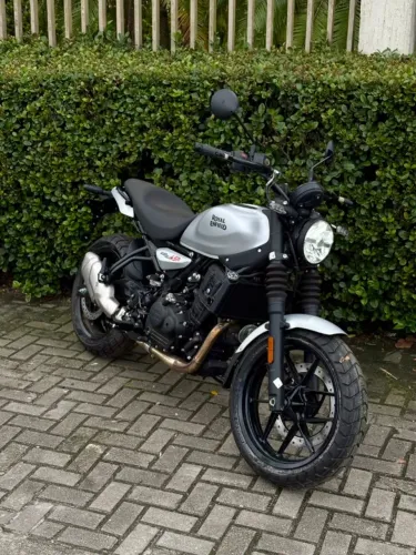 Royal Enfield Guerrilla 450 Smoke Silver - JOÃO OLIVEIRA