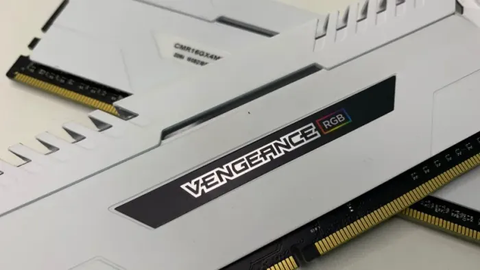 32GB (4X8GB) CORSAIR VENGEANCE RGB 3200MHZ BRANCA