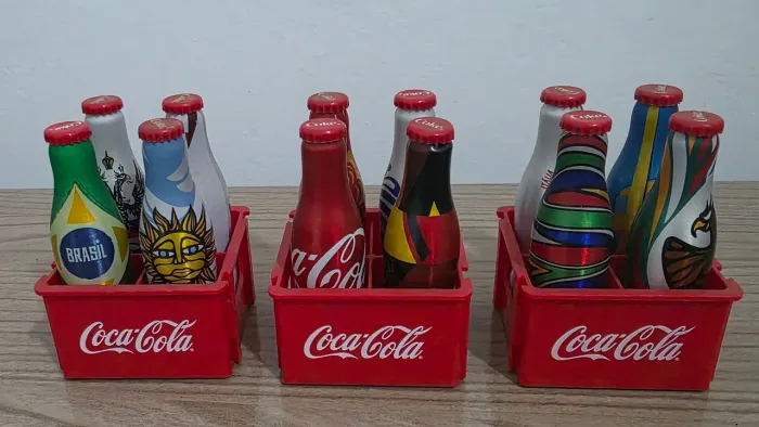 Mini garrafinhas metálicas da Coca-Cola lançadas para a Copa do Mundo de 2014