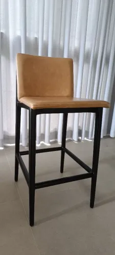 BANQUETA DE MADEIRA E COURO