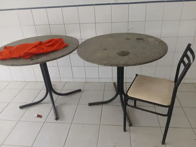 Mesa de mármore com 4 cadeiras tenho 5 pra vender cada uma 250 só estão empoeirada 