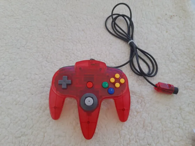 Controle vermelho transparente original do Nintendo 64.