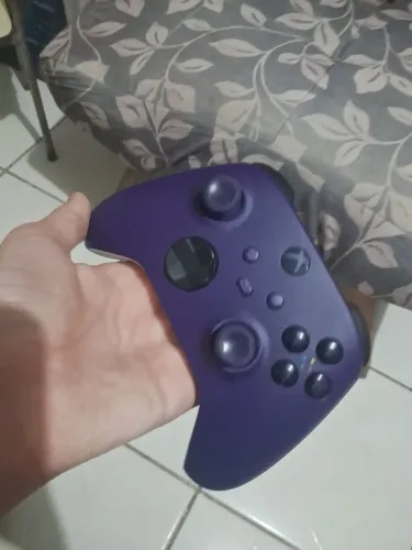 Controle do Xbox roxo