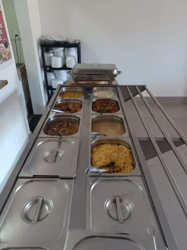 Um bufe com 12 cubas para restaurante