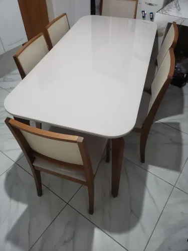 Vendo uma mesa de 6 cadeiras 