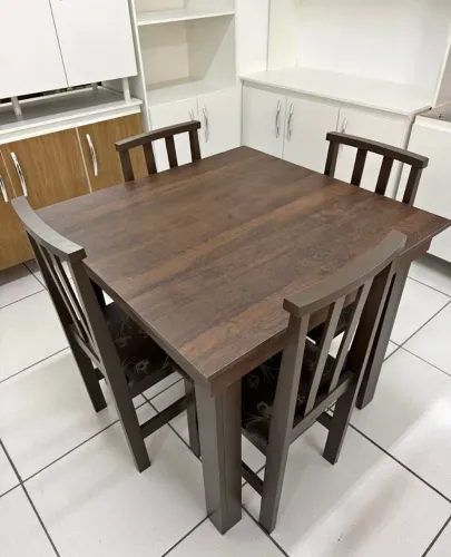 Mesa com 4 cadeiras novo 