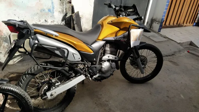 vendo XRE 300 revisada e pintada recente