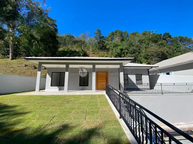 Casa independente para venda ou locação com 4 quartos sendo 1 suíte, 240 m² em Quebra Fras