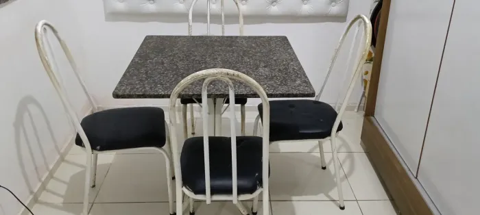 Mesa com quatro cadeiras