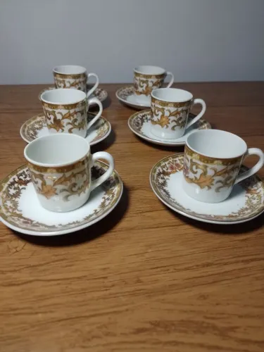 JOGO PARA CAFEZINHO, com 6 pires e pequenas xícaras (4cm), antiga porcelana Steatita.