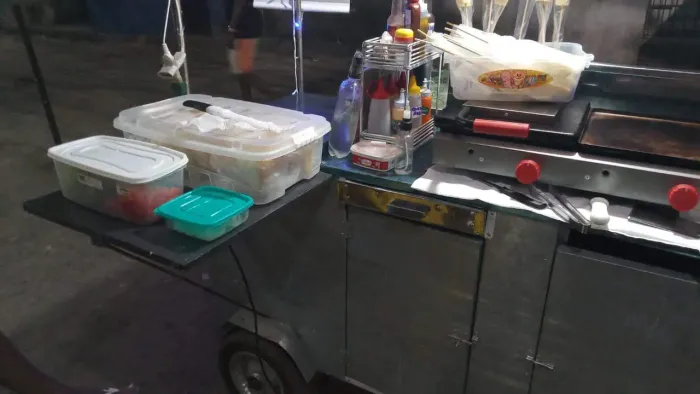 Carrinho de lanche completo , valor 3.000 reais mais tem conversa.