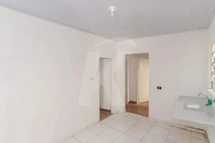 Casa com 3 quartos, sala, cozinha, banheiro e área de serviço na Vila Maria Alta.