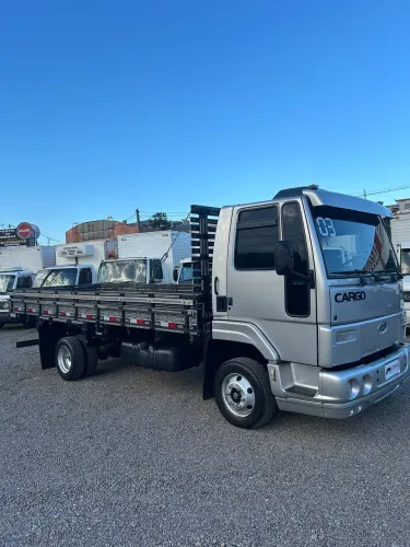 Ford Cargo 815 com carroceria