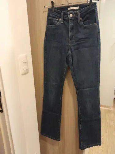 Calça levis 725 muito nova 