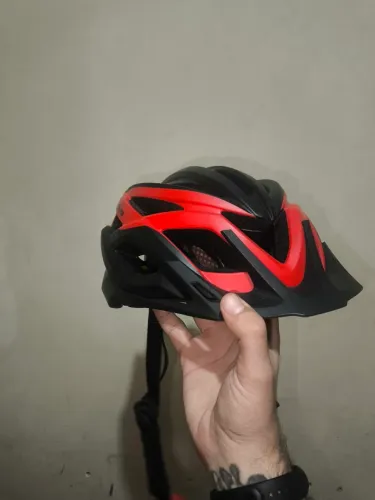 Capacete  Ciclismo Vermelho com Led Traseira 