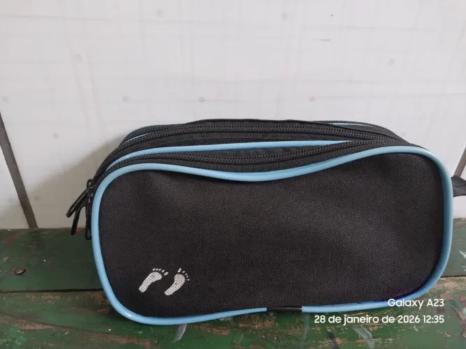 Estojo preto e azul com 3 compartimentos