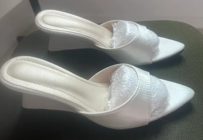 Linda sandália de cetim, off White, N 37( BR ), nova.