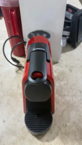 Cafeteira Nespresso Usada (Sem arranhões)