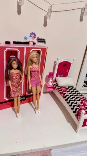 Jogo de Quarto da Barbie completo com amiga