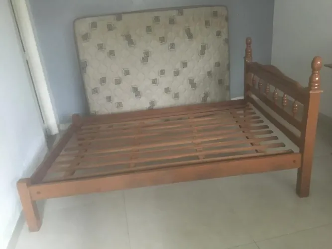 Cama de casal de madeira com colchão
