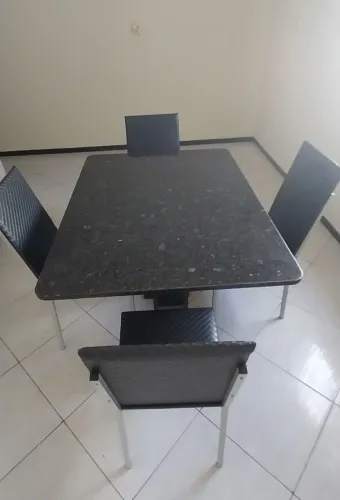 Vendo mesa toda no mármore com 4 cadeiras