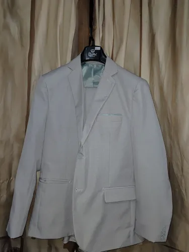 Terno cinza com ótimo acabamento 