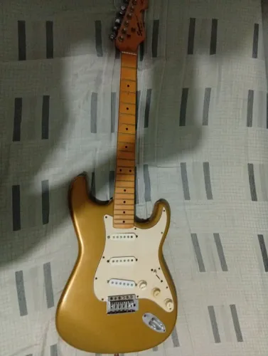 Guitarra squier dourada