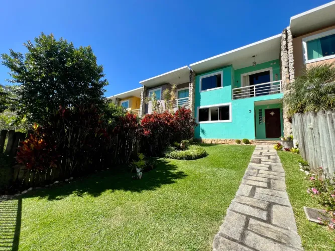 Casa duplex em condomínio fechado com 02 quartos no Cônego - Nova Friburgo - RJ