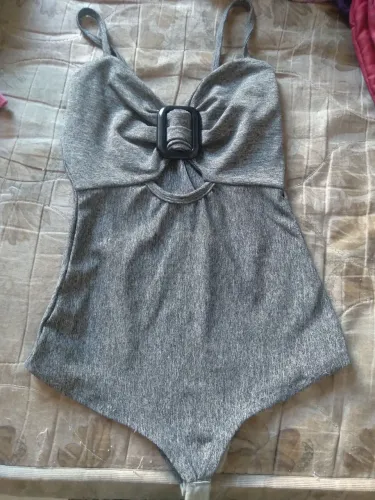 Vendo body com detalhe lindo cinza!