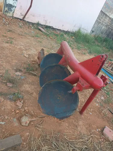 Vendo arado três bacias Massey Ferguson, e grade niveladora de hidráulico 20 discos