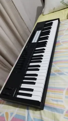 Vendo Controlador Novation 61 teclas estado de novo