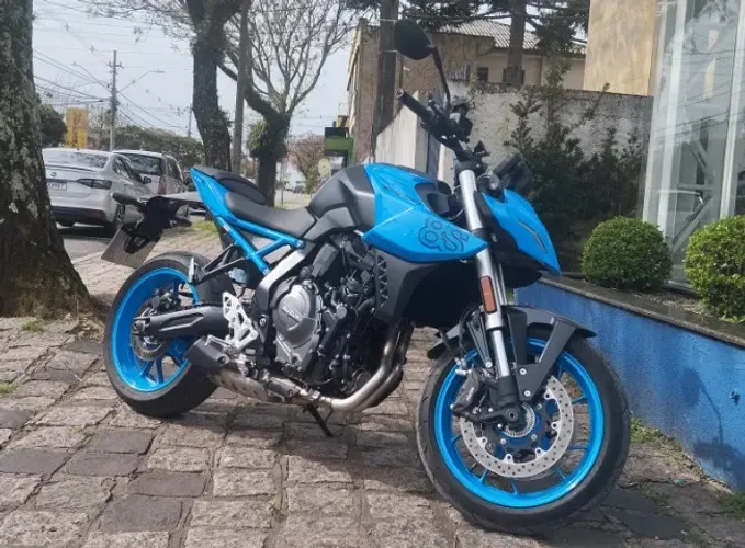 SUZUKI GSX-8S 24/25 km muito baixo em otimo estado 