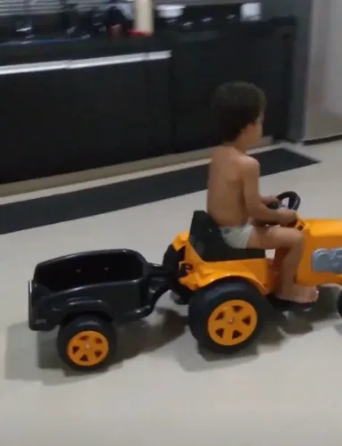 Trator elétrico com carreta
