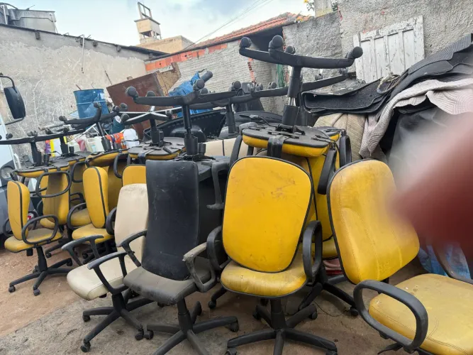 Cadeiras semi novas. Mais de 100 cadeiras 