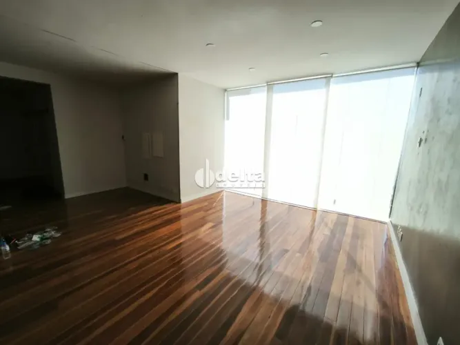 Casa comercial disponível para locação no bairro Tabajaras em Uberlândia-MG.