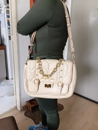Vendo uma bolsa de couro legítimo estilo carteiro Luiza Barcelos original