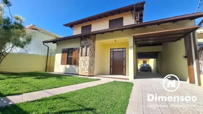 CASA NO BAIRRO ABRAÃO COM 4 DORMITÓRIOS.